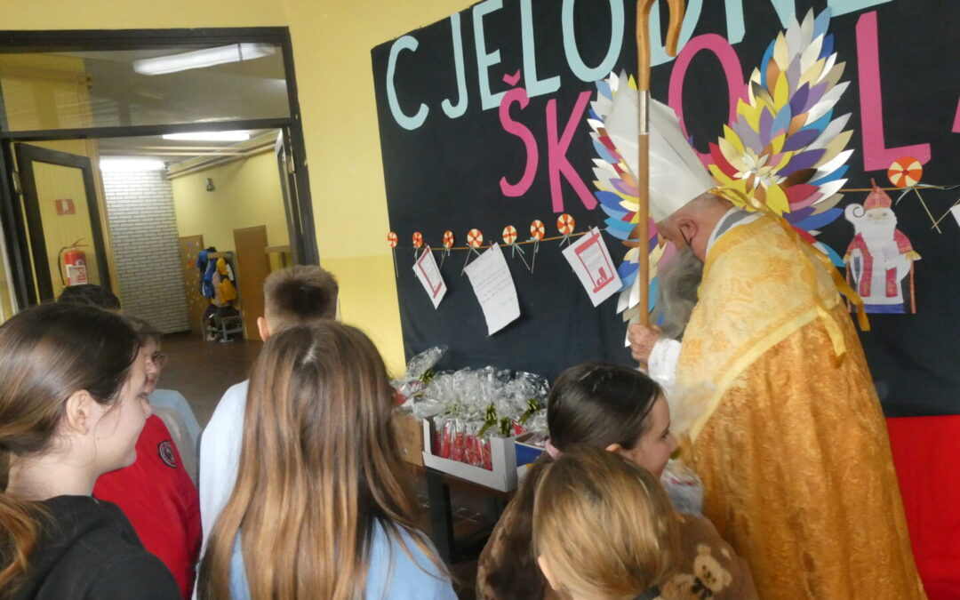 SVETI NIKOLA UČENICIMA PODIJELIO DAROVE