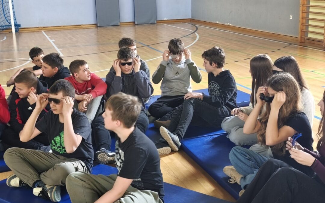 „GLEDAJTE KROZ NAŠE NAOČALE“